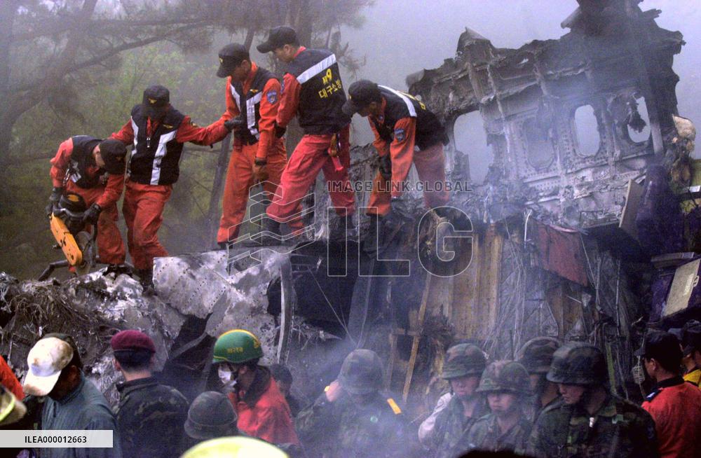 (1)Air China jet crashes near Pusan