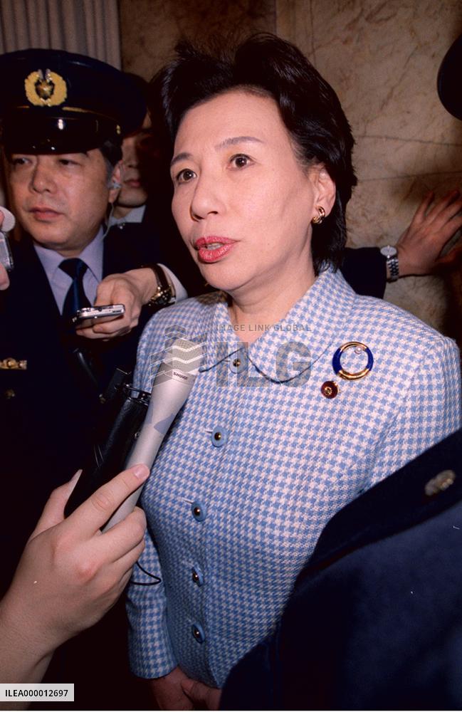 Tanaka insists on innocence at LDP ethics committee