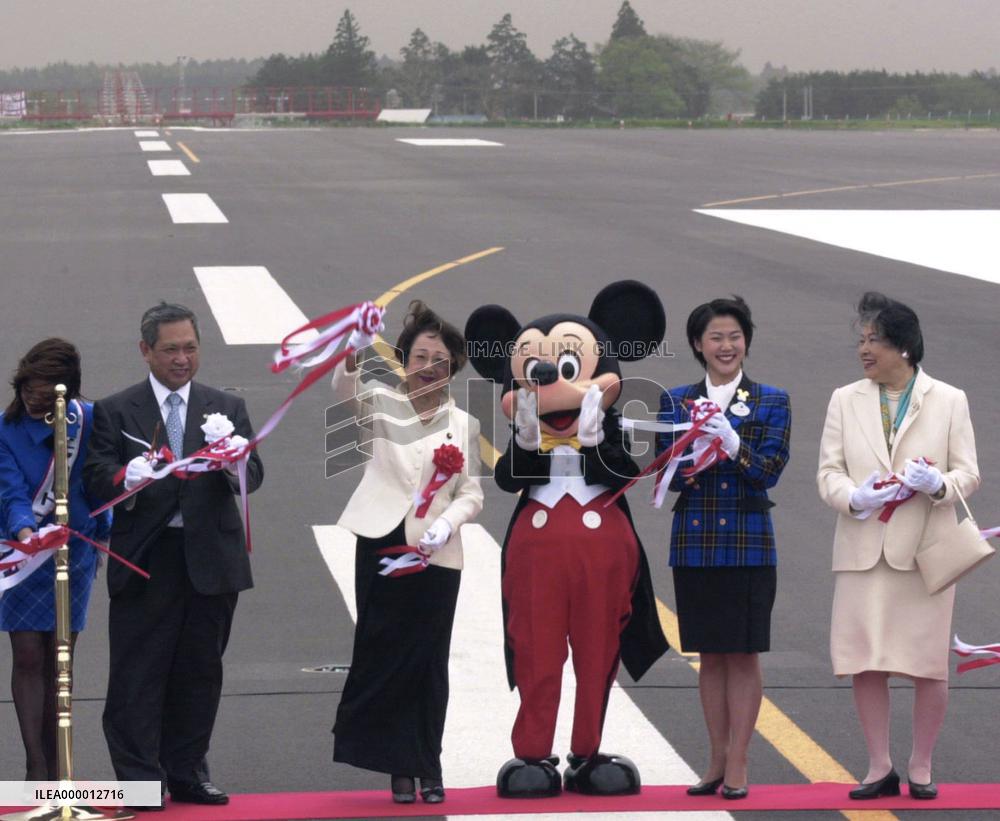 Ogi cuts tape at ceremony for Narita airport's new runway