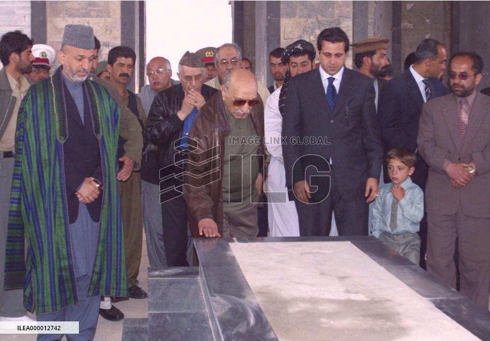 Afghan's ex-king visits fater's mausoleum