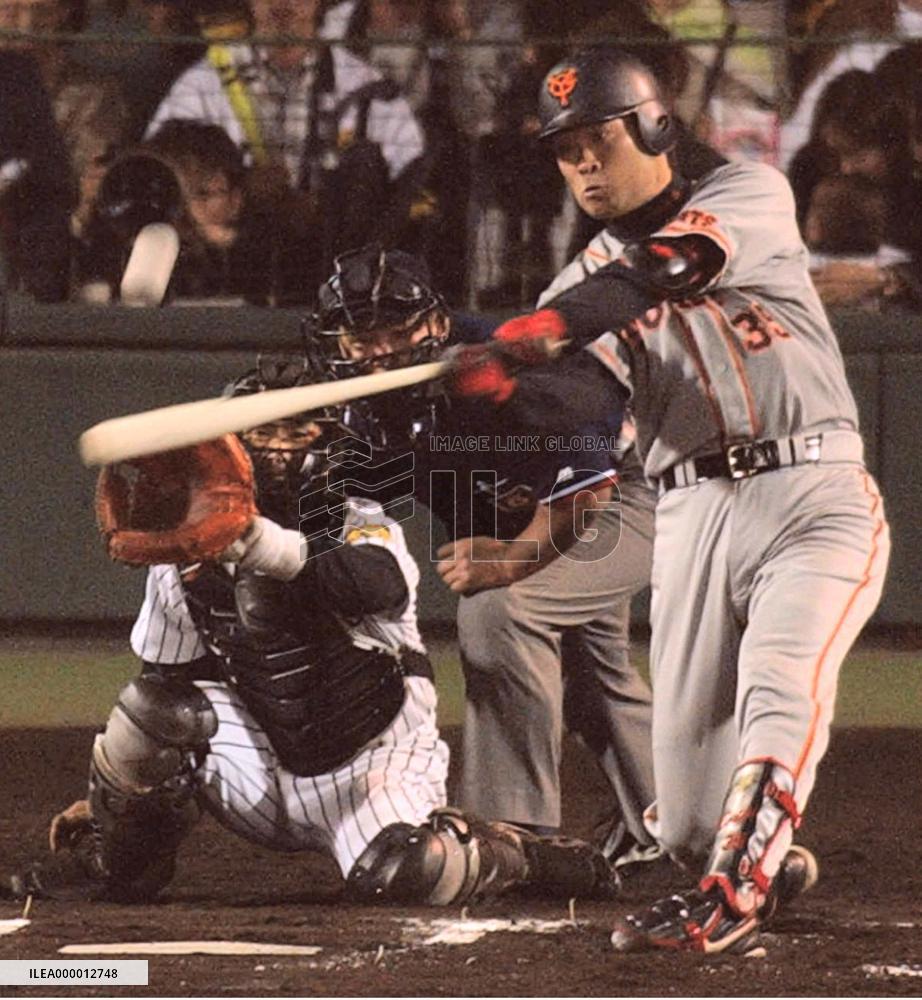 Fukui hits game-winning solo homer