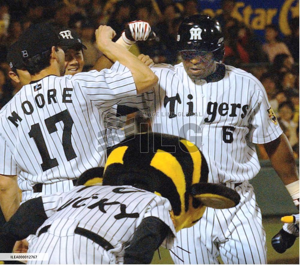 White sparks 10-2 Hanshin win with homer against Giants