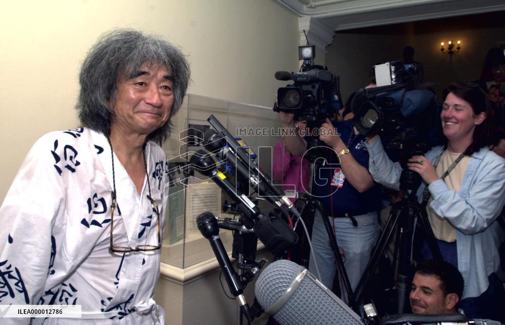 (2)Ozawa conducts final concerts in Boston