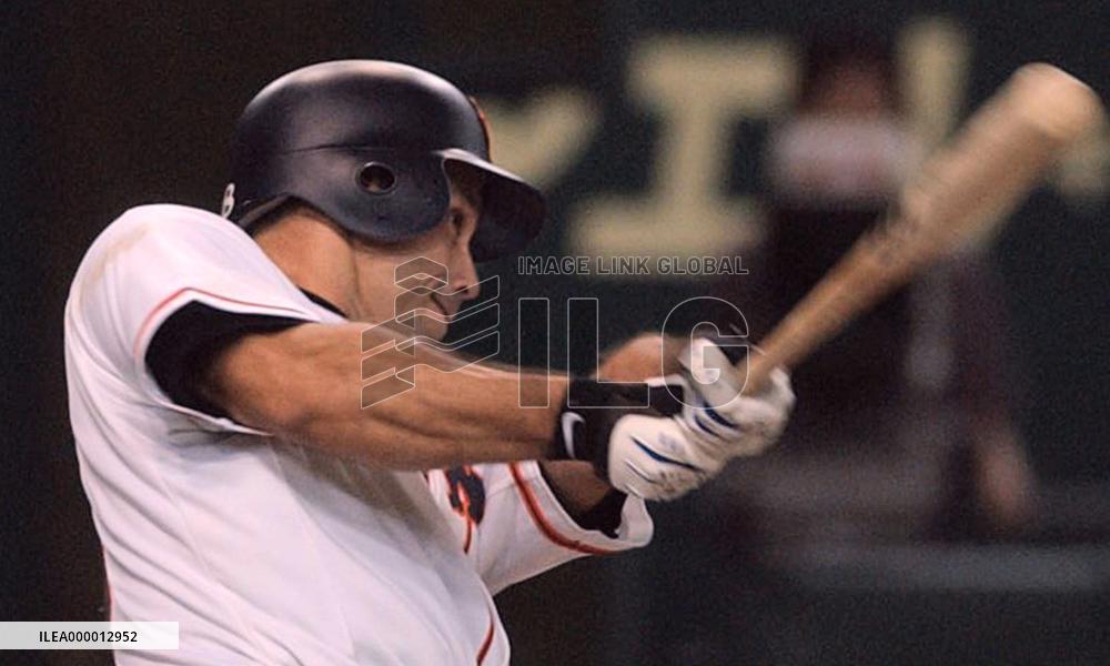 Giants' Crespo hits his season's 1st homer against Carp