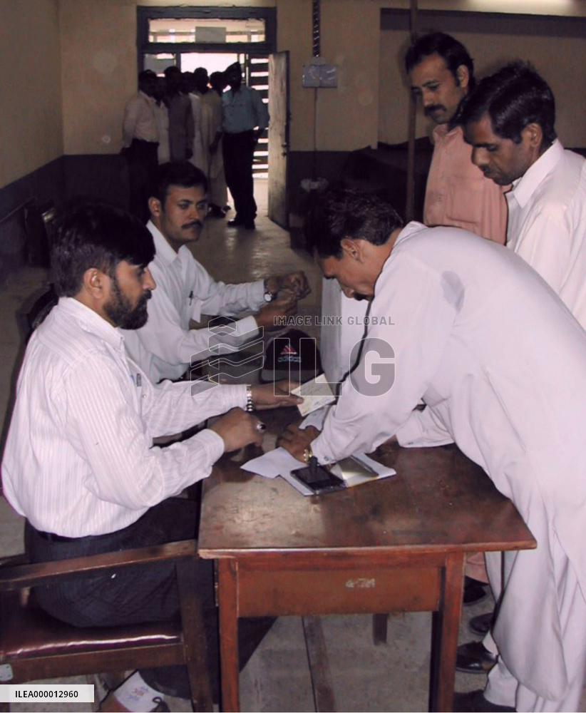 Voting begins in Pakistan referendum