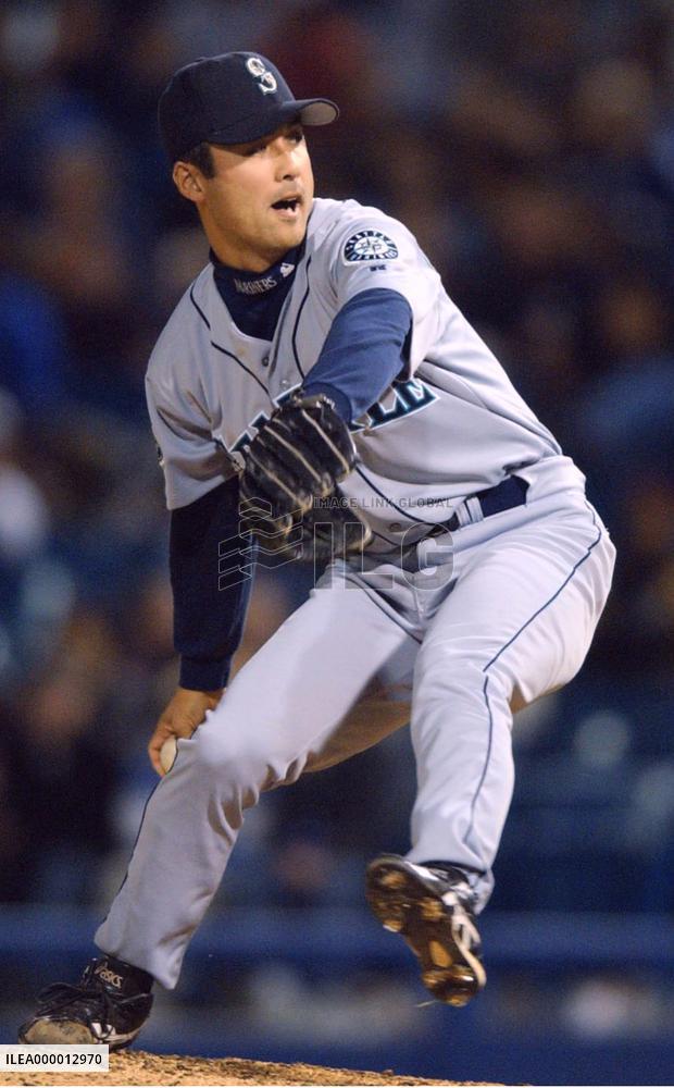 Hasegawa pitches a perfect inning in relief