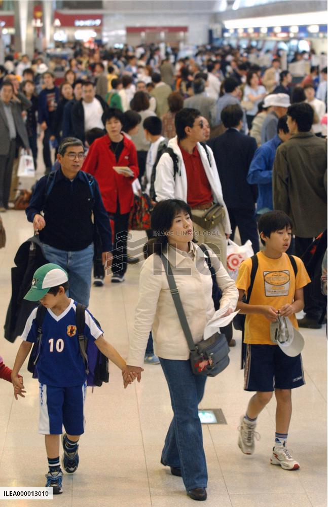 Travelers flock to Haneda airport