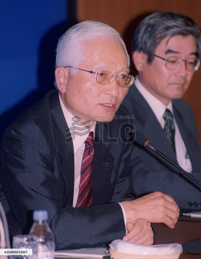 NTT DoCoMo suffers 99% net profit dive