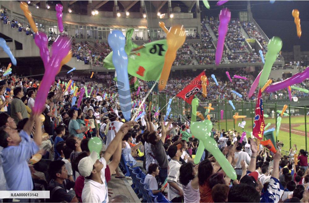 Taiwan people enjoy Japanese baseball game
