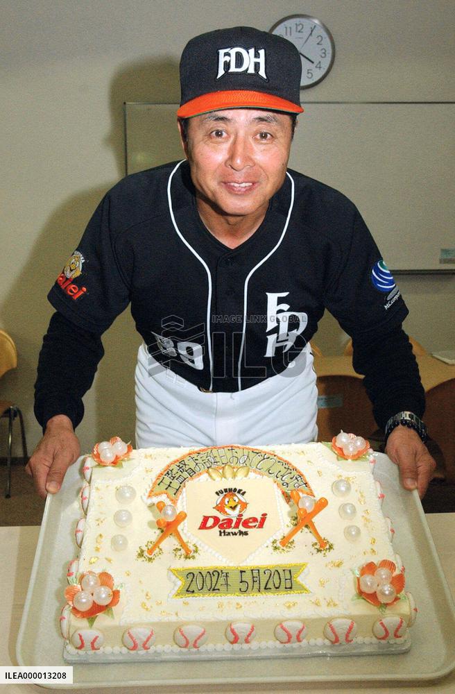 Hawks manager Oh celebrates 62nd birthday