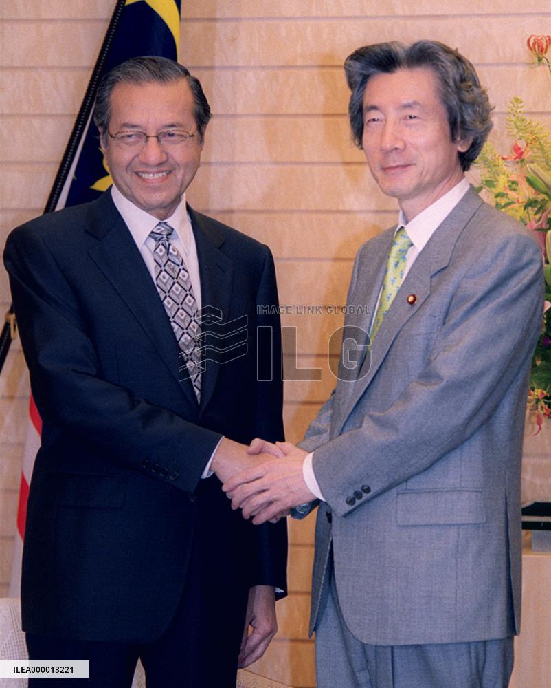 Mahathir talks with Koizumi