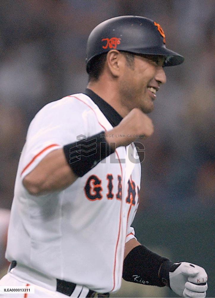 Kiyohara hits game-deciding single in 10th inning