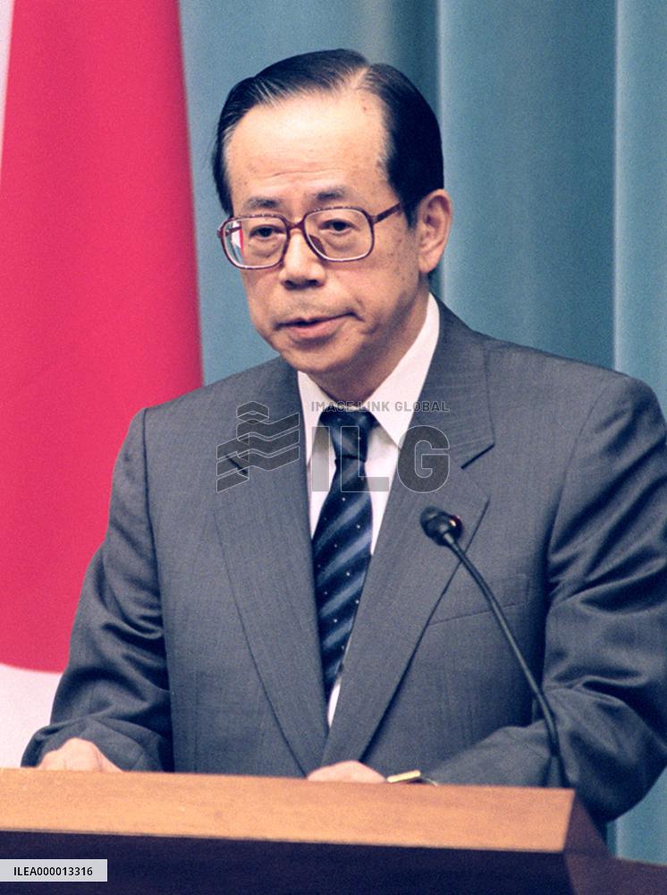 Fukuda says Japan will hold 'no nuclear weapon' principles