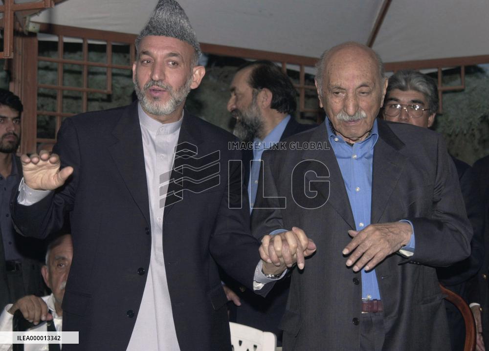 Ex-king supports Karzai