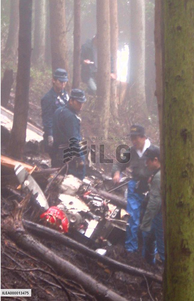 Investigators, police probe plane crash in Yamanashi Pref.
