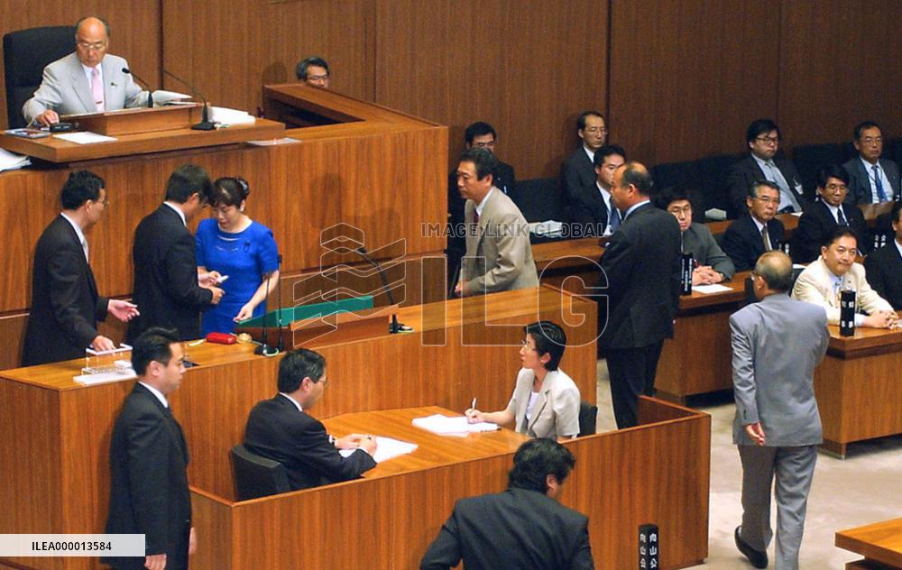 (3)Nagano assembly OKs no-confidence motion against Tanaka