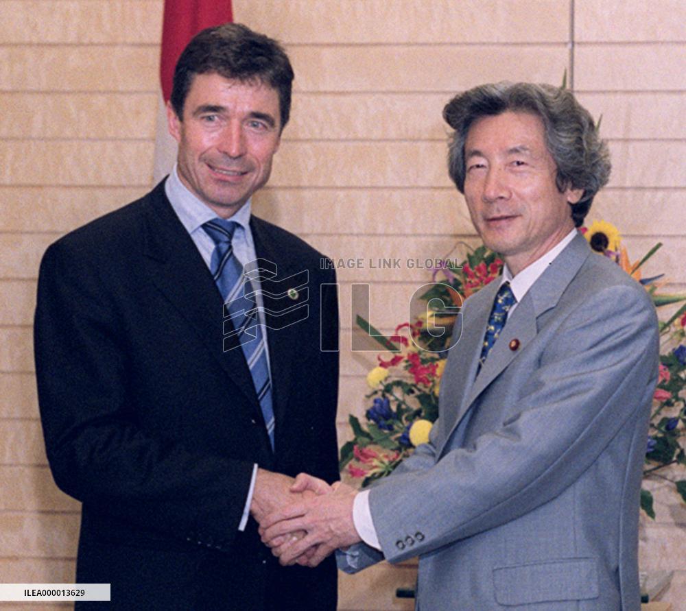 Koizumi, Rasmussen hold talks