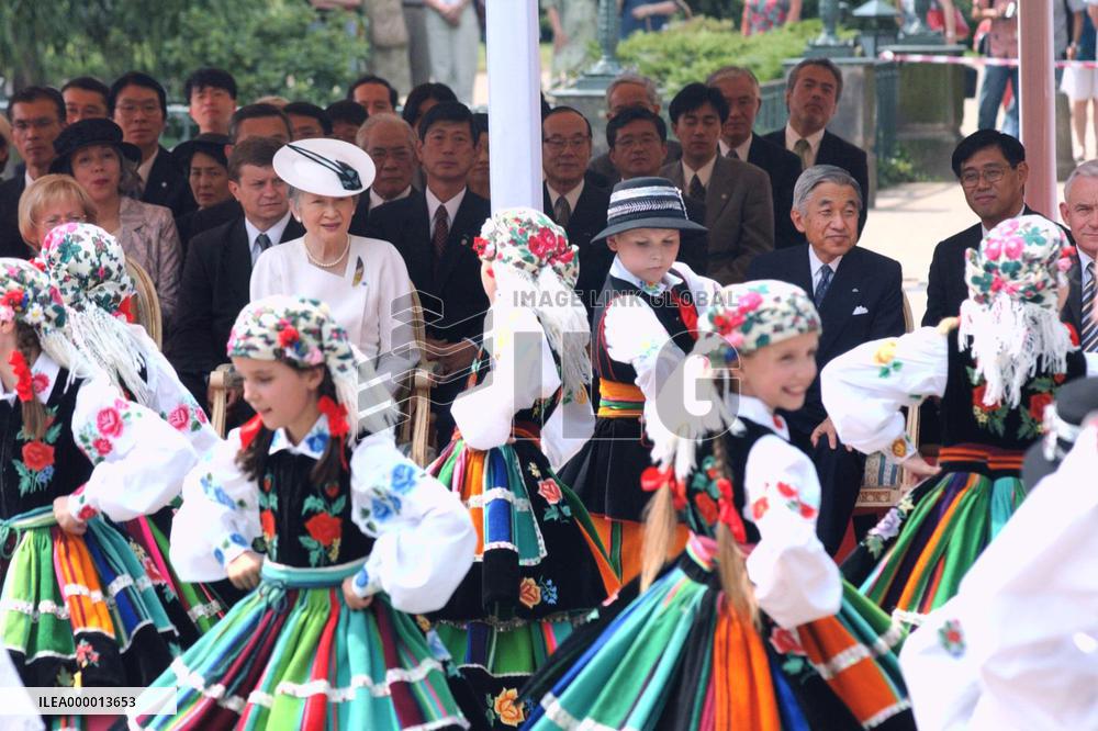 (4)Emperor meets Polish Premier Miller