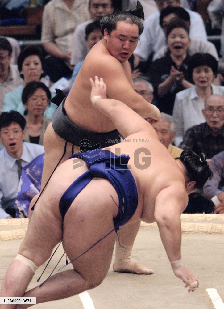 Asashoryu keeps perfect record