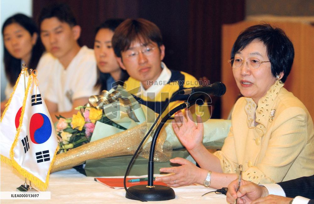 Kawaguchi holds talks with S. Korean students