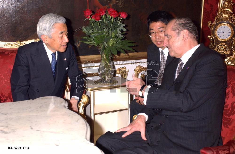 Emperor Akihito talks with Austrian President Thomas Klestil