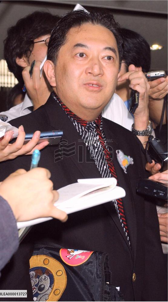 (2)Ex-Nagano Gov. Tanaka transfers duties to his successor