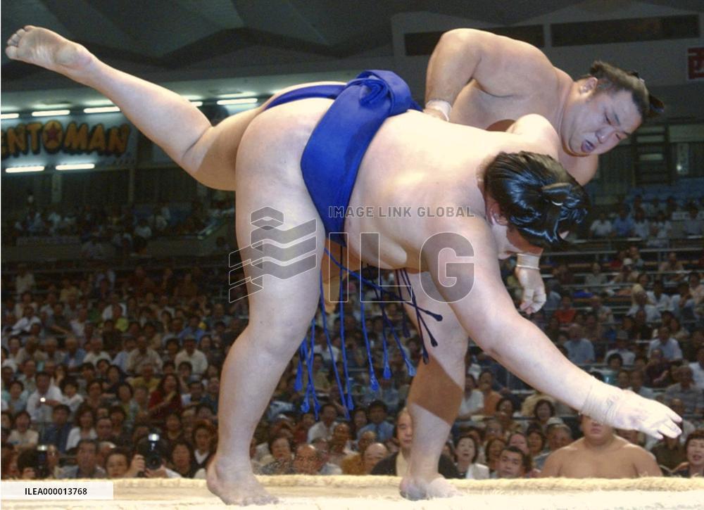 (1)Chiyotaikai, Asashoryu remain in tie for lead