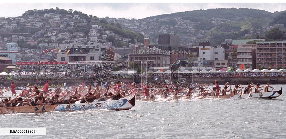 'Peiron' rowing race held in Nagasaki