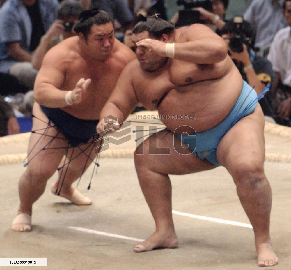 Chiyotaikai beats Musashimaru to win Nagoya sumo