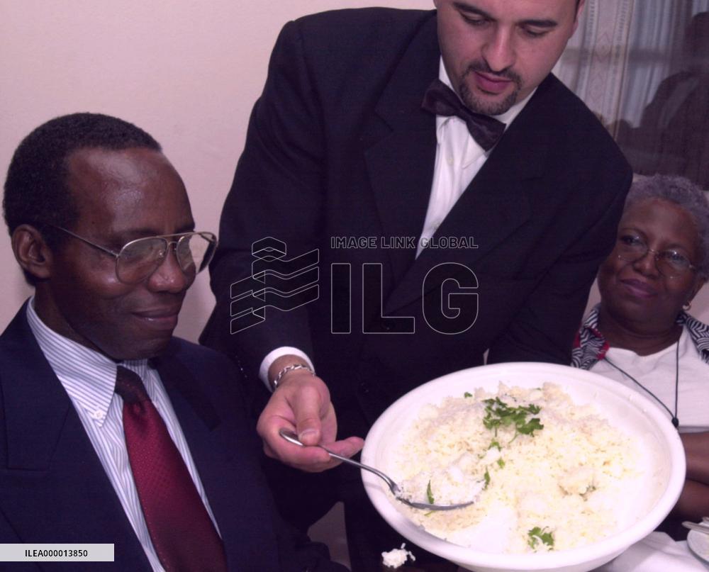 U.N. holds rice-tasting party for high-yield strain