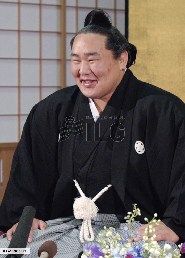 Asashoryu meets the press