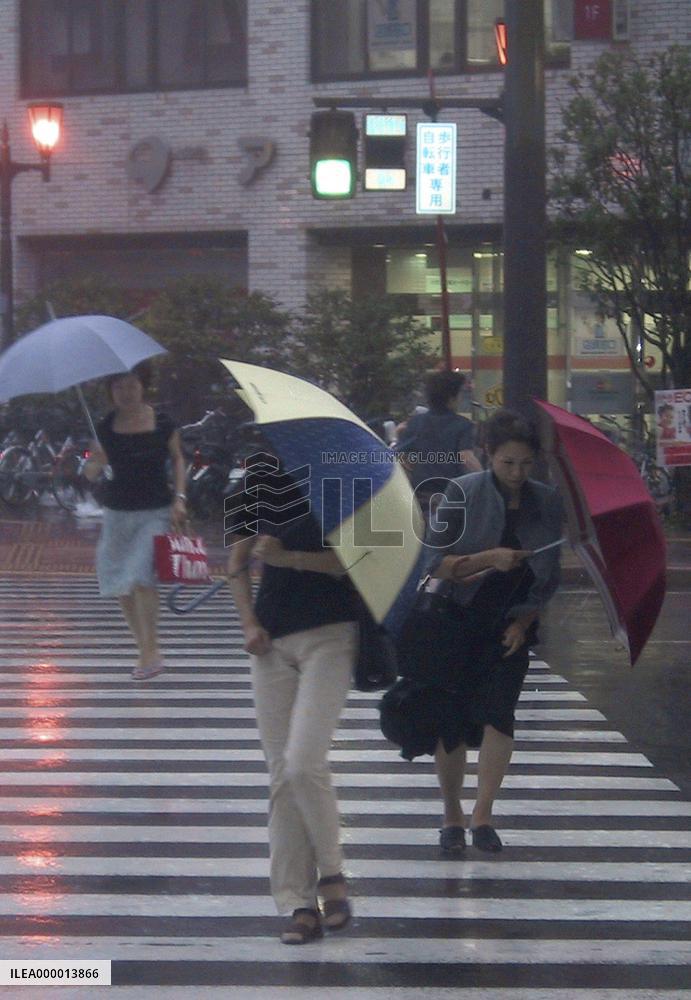(2)Typhoon Fengshen heading toward Kyushu