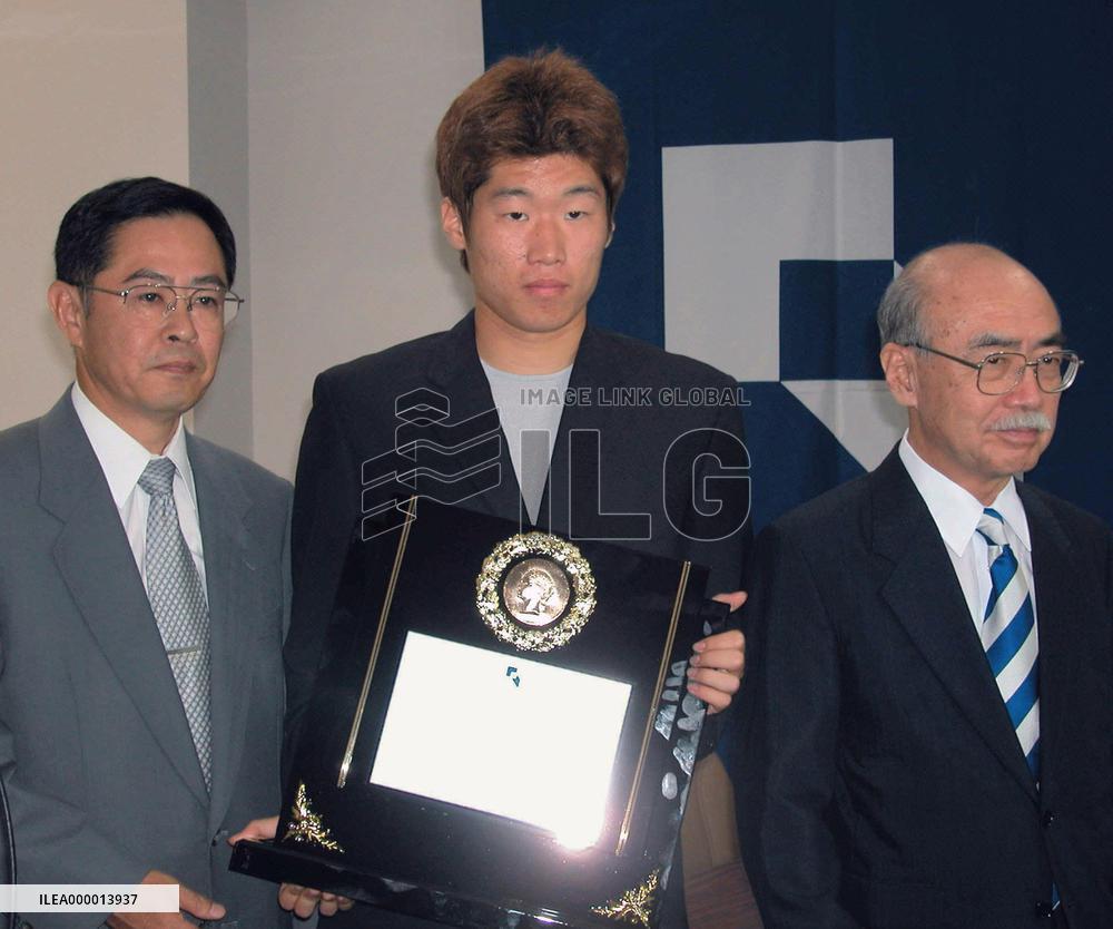 Korean World Cup soccer star honored by Osaka univ.