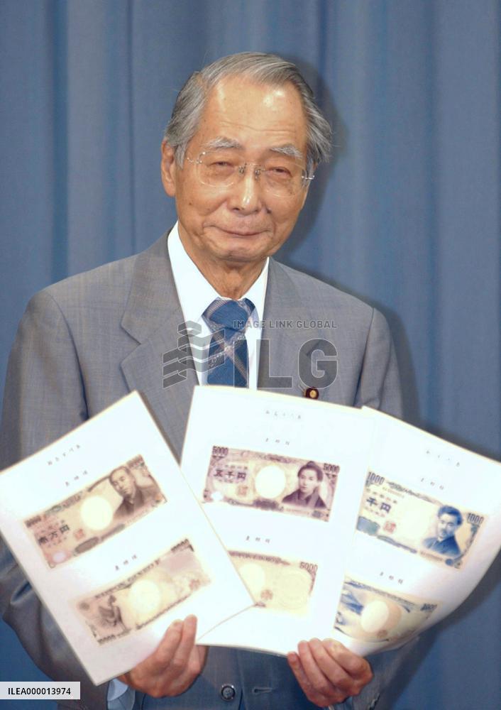 Shiokawa shows off 3 new banknotes