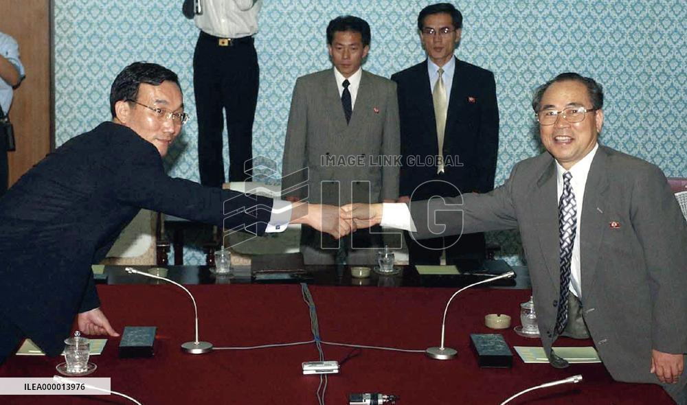 (CAPTION CORRECTED)2 Koreas hold working-level talks