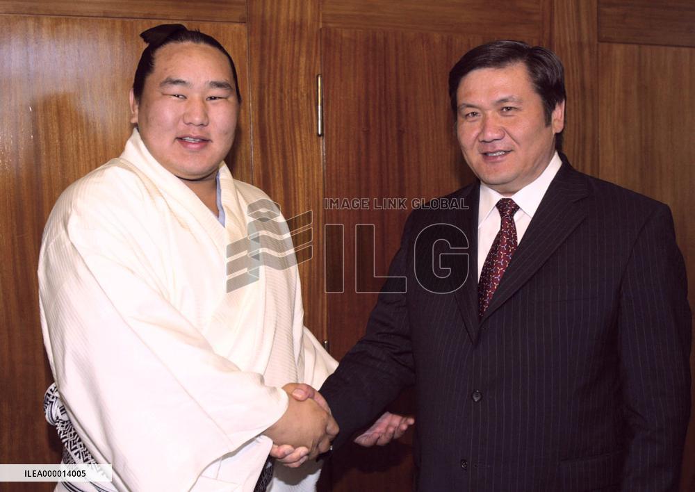 Sumo wrestler Asashoryu pays courtesy call on prime minister