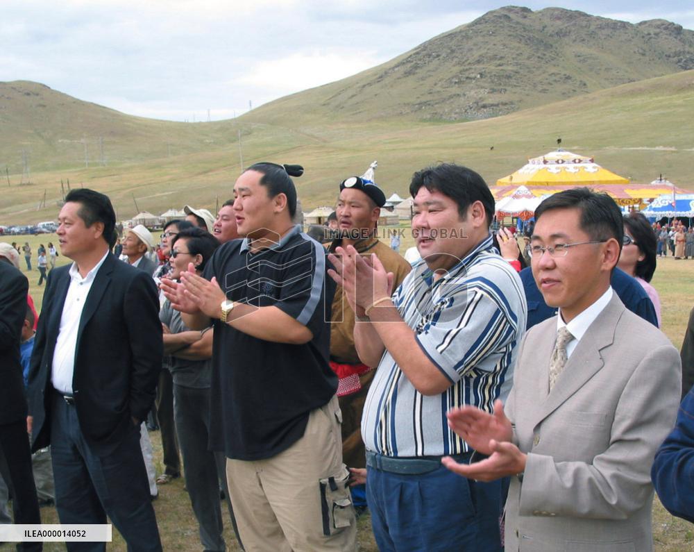 Asashoryu watches Mongolian wrestling