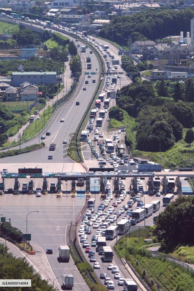 Chuo Expressway jammed with vacationer's cars