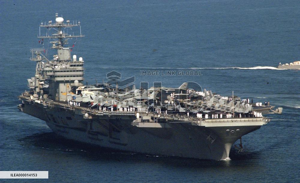 (1)U.S. nuclear-powered aircraft carrier stops over in Sasebo