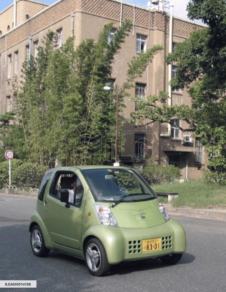 Test-drive for car-sharing project starts in Kyushu Univ.