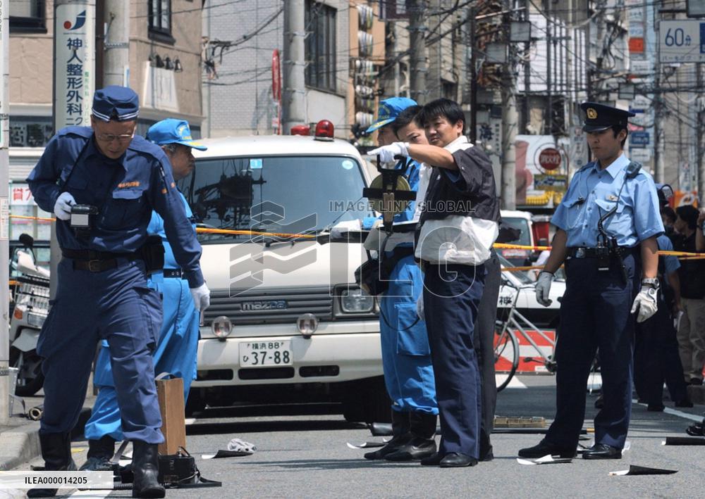 Robbers shoot 2 guards, steal 10 mil. yen at bank