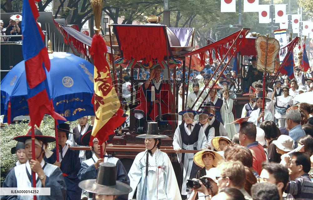 Dressed Korean students parade in Tokyo