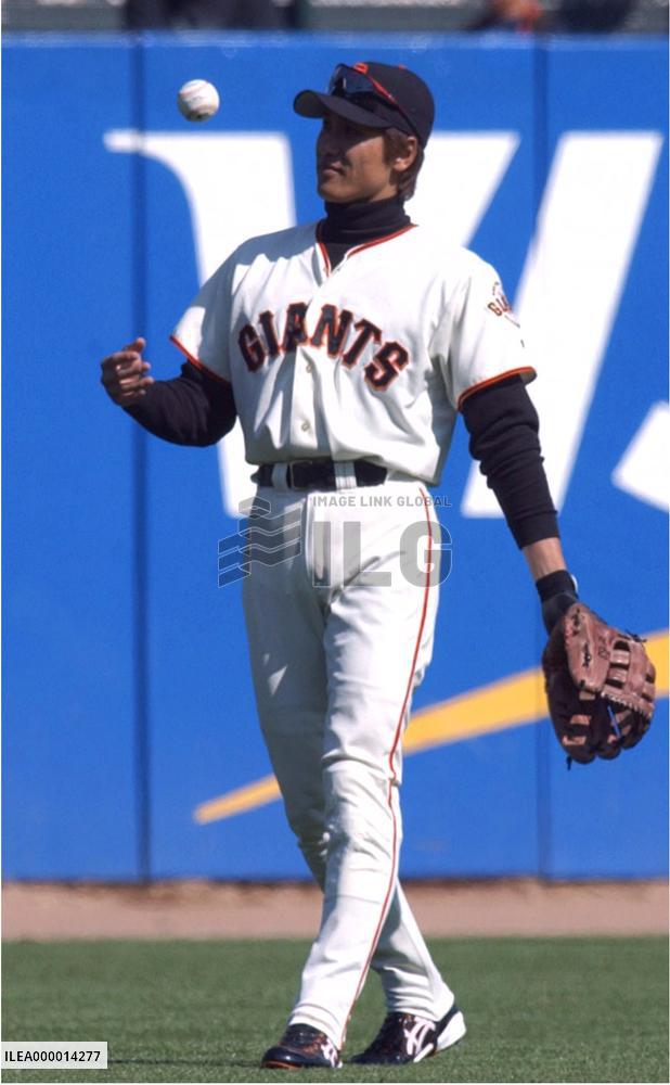 Shinjo on field in 8th inning against Expos