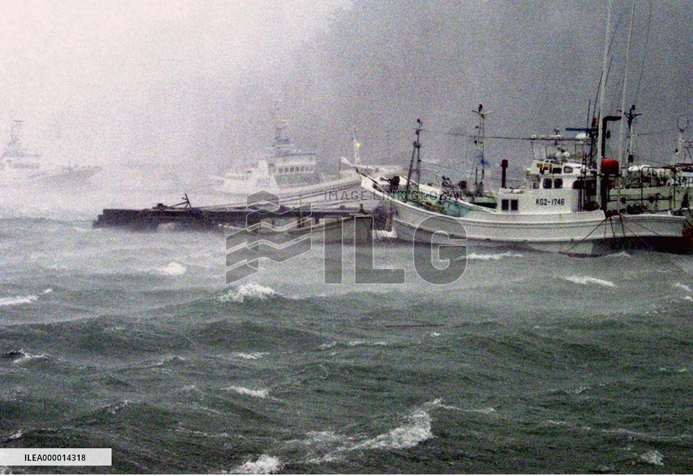 (1)Typhoon Rusa hits Amami Islands