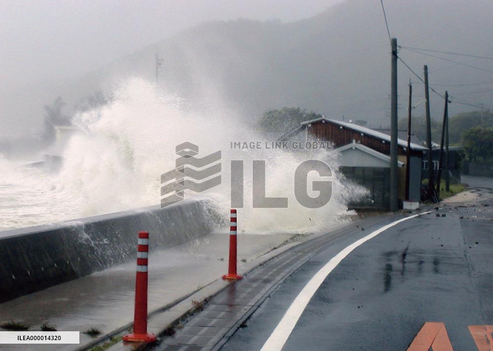 (2)Typhoon Rusa hits Amami Islands