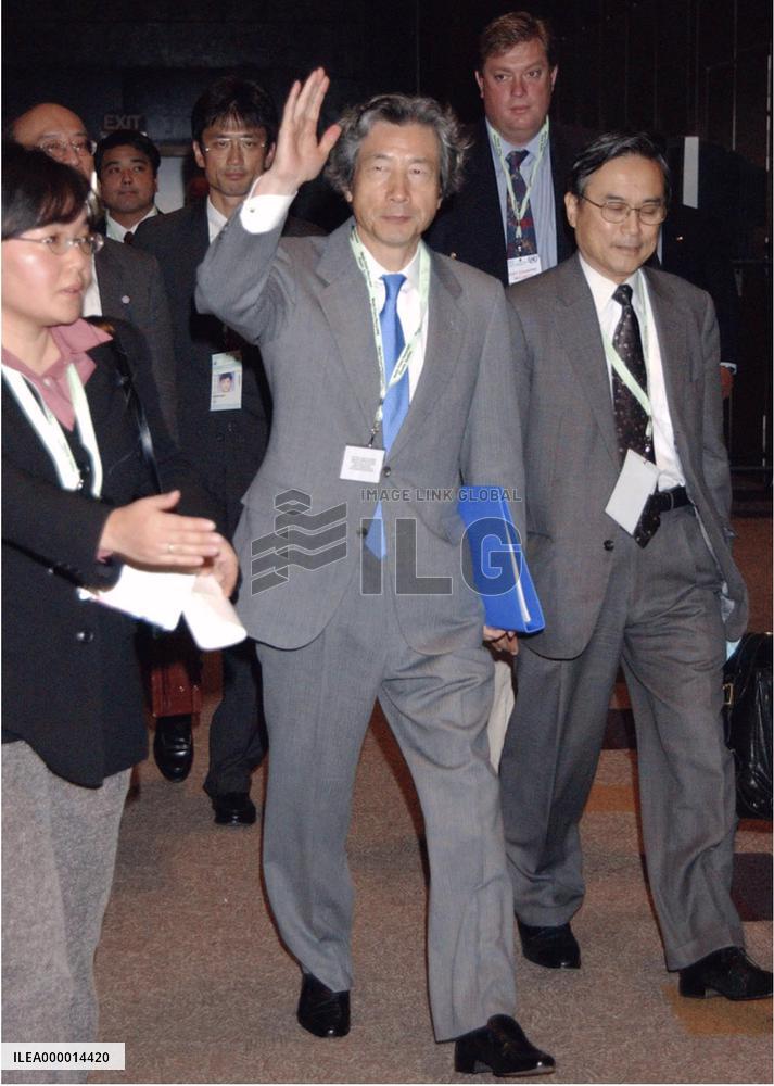 Koizumi attends roundtable discussions