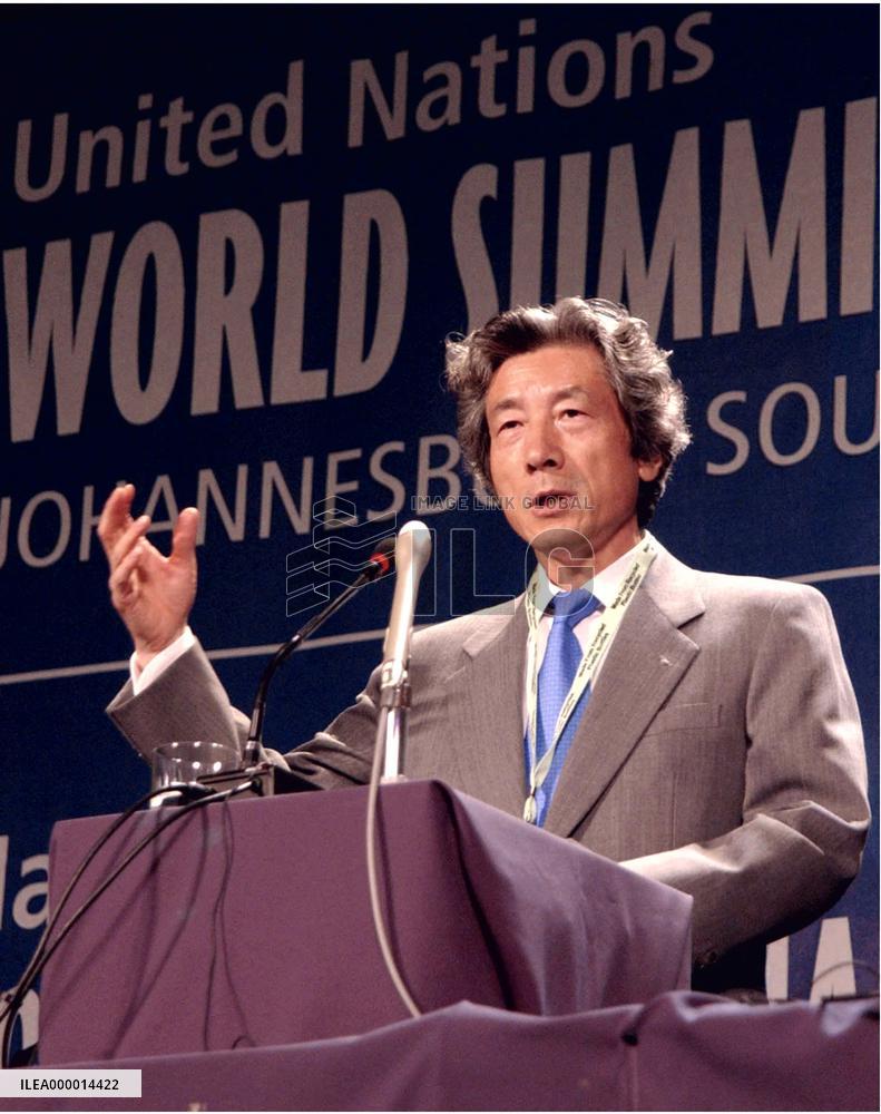 Koizumi speaks to media at World Earth Summit