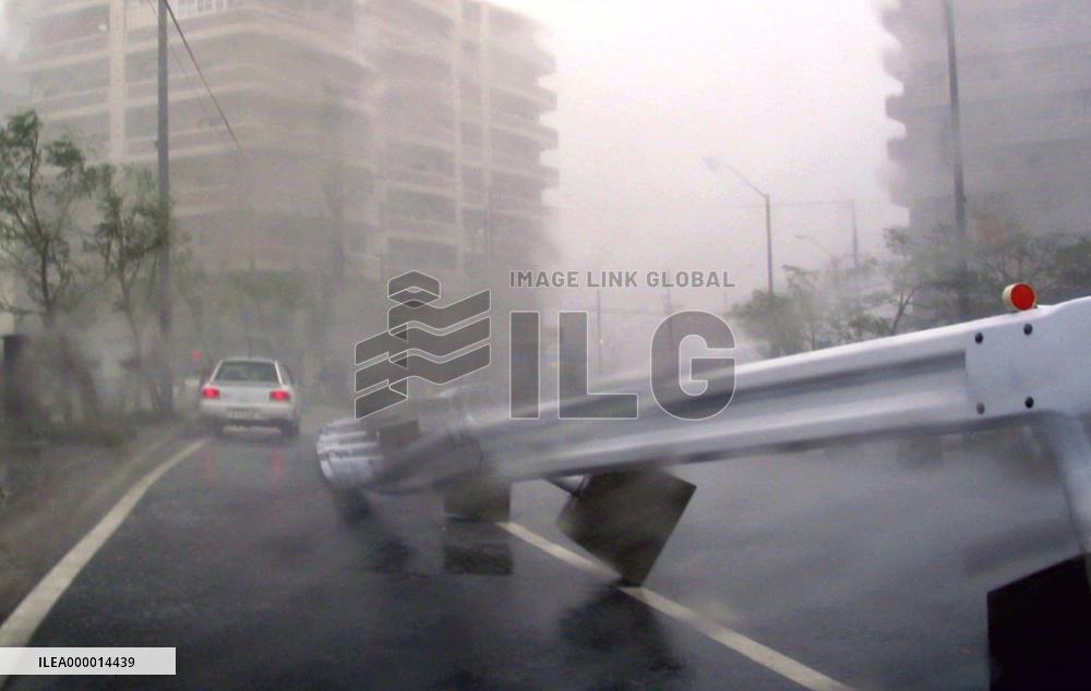 (1)Typhoon Sinlaku batters Okinawa