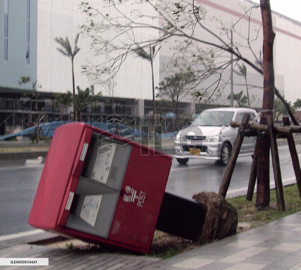 (2)Typhoon Sinlaku batters Okinawa