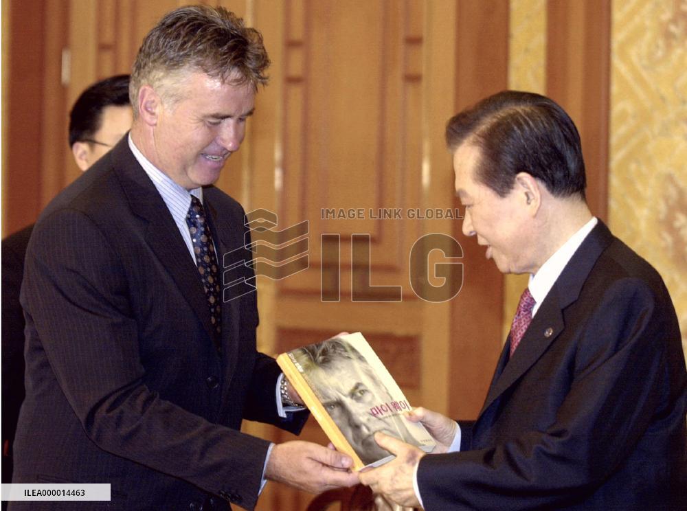 Ex-S. Korean soccer coach Hiddink meets with President Kim